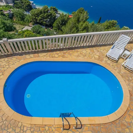 The Oval Pool Horizon *